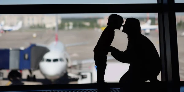 Молода Жінка Маленьким Хлопчиком Розважається Міжнародному Аеропорту Мама Своїм Милим — стокове фото