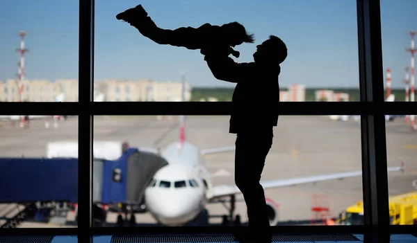 Чоловік Маленьким Хлопчиком Розважається Міжнародному Аеропорту Батько Своїм Симпатичним Маленьким — стокове фото