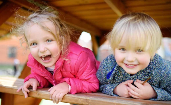 快乐的孩子们在户外游乐场玩得开心 秋季活跃的运动休闲儿童 小男孩和女孩的画像在幼稚园后院演奏 — 图库照片