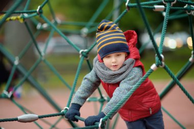 Modern çocuklar oyun yere küçük bir çocuk. Çocuklar için açık hava etkinliği sonbahar/bahar.