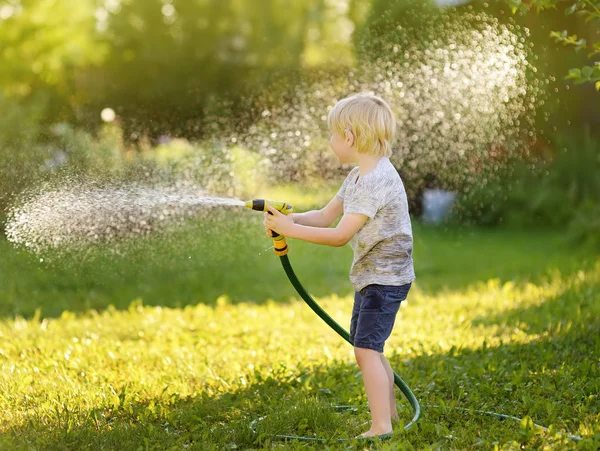 Divertido Niño Jugando Con Manguera Jardín Patio Trasero Soleado Niño —  Fotos de Stock