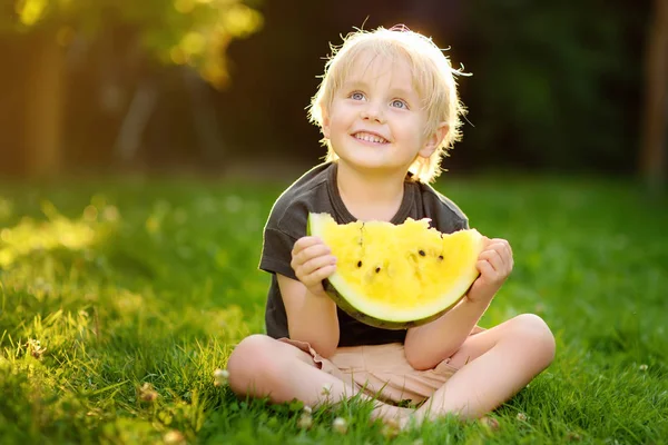 Lindo Niño Caucásico Con Pelos Rubios Comiendo Sandía Amarilla Aire — Foto de Stock