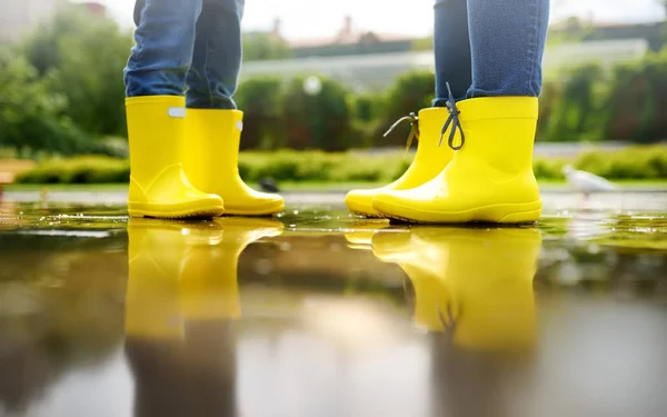 Moeder Kind Gele Laarzen Spelen Een Plas Een Zomerdag Openlucht — Stockfoto