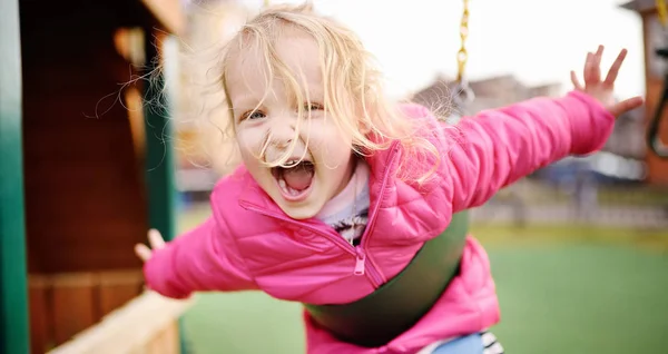 Linda Niña Divirtiéndose Patio Aire Libre Primavera Verano Otoño Deporte —  Fotos de Stock