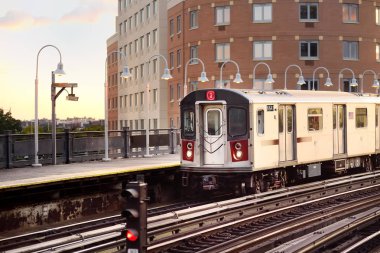 New York metro tren istasyonunda geldi. Taşıma NYC.