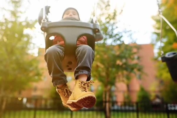 Lindo Niño Divirtiéndose Patio Aire Libre Primavera Verano Otoño Deporte — Foto de Stock