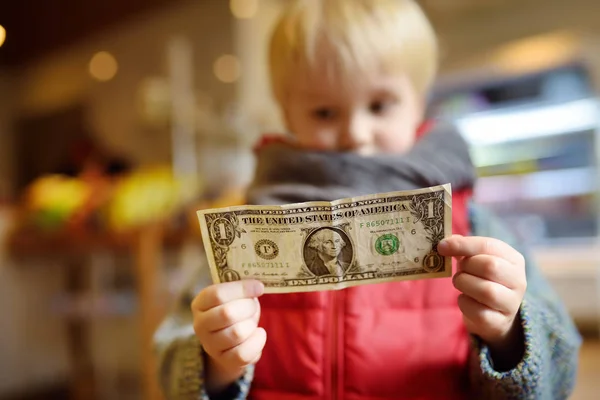 Kleine Jongen Heeft Een Een Dollar Munt Notitie Kinderen Geld — Stockfoto