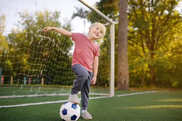 Menino Divertindo Jogando Jogo Futebol Futebol Dia Verão Ativo Livre — Fotografia de Stock