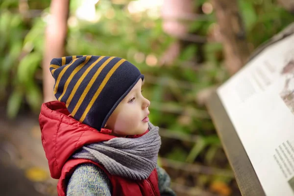 Bambino Legge Cartello Esplicativo Nello Zoo Nel Parco Della Natura — Foto Stock