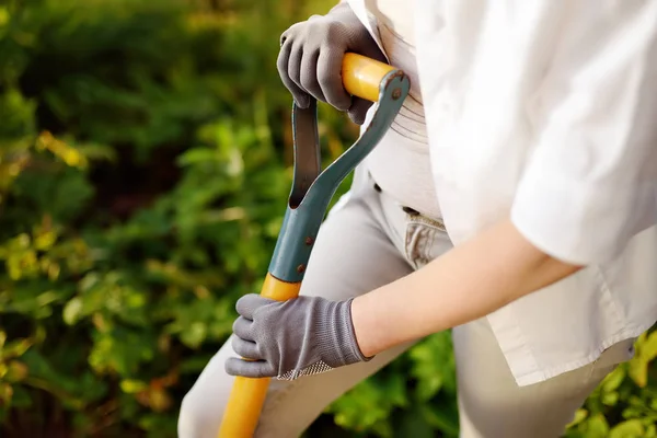 Wanita Suka Menyekop Halaman Belakang Rumahnya Berkebun — Stok Foto