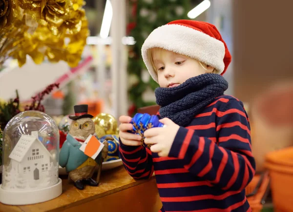 Menino Chapéu Papai Noel Escolhe Decorações Natal Mercado Compras Férias — Fotografia de Stock