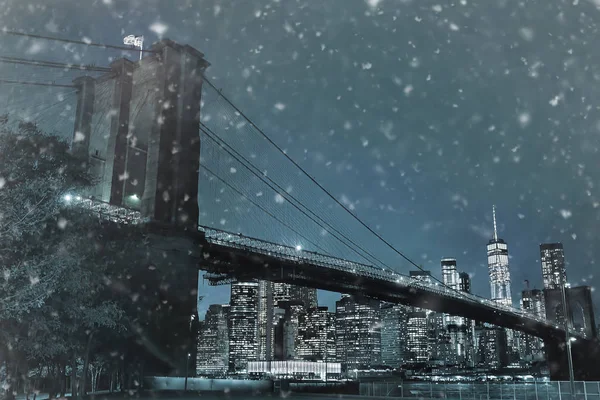Tónovaný Fotografie Mrakodrapů Manhattanu Brooklyn Bridge Zasněžené Zimní Noci Slavný — Stock fotografie