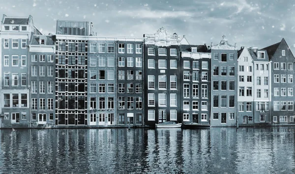有名なダンスの調子の写真は夕日とアムステル川の水に映るアムステルダムのダムラック運河沿いの家します — ストック写真