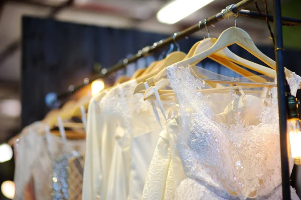 Poucos Vestidos Noiva Bonitos Cabide Compras Nupciais — Fotografia de Stock