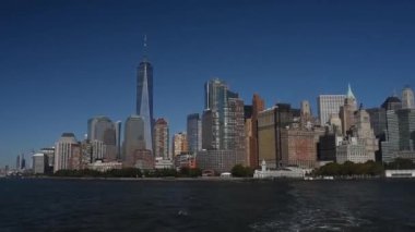 Manzarası ile ünlü gökdelenler Manhattan ve Doğu Nehri. Su Tur Özgürlük Adası.