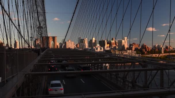 Bilar Som Rider Och Fotgängare Över Brooklyn Bridge Solnedgången Brooklyn — Stockvideo