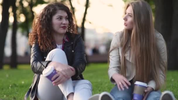 Two Beautiful Young Women Talking Drinking Coffee Outdoors Communication Gossip — Stock Video