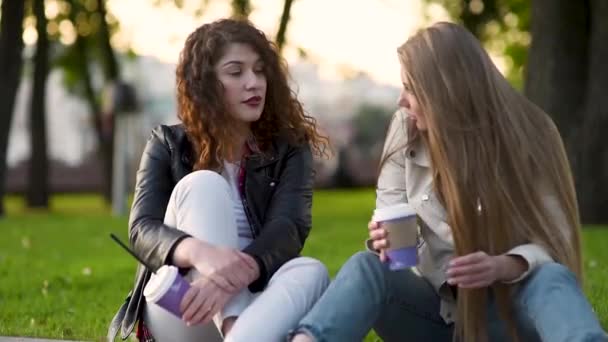 Two Beautiful Young Women Talking Drinking Coffee Outdoors Communication Gossip — Stock Video