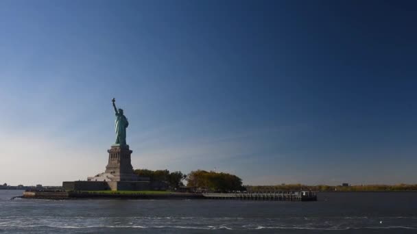 ハドソン川のフェリーから見た自由の女神 ニューヨークのシンボル — ストック動画
