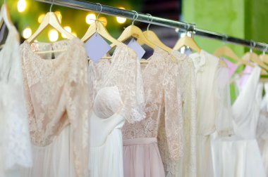 Birkaç güzel gelinlik üzerinde bir askı. Düğün moda güzel gelinler için.