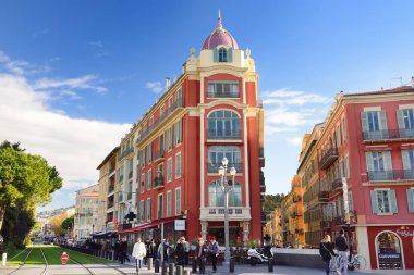 Nice, Fransa - 14 Aralık 2018: Nice merkezi, du Paillon park Place Massena ve La Plassa Carlou Aubert gezi. Seyahat ve Turizm