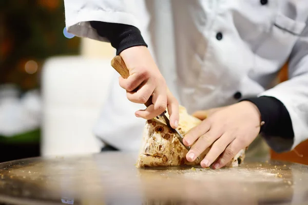 Person Schneidet Nougat Auf Dem Markt Typischer Europäischer Bauernmarkt — Stockfoto