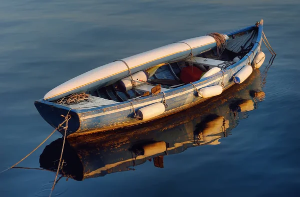 Old Wooden Boat Kayak Lying Water Lake Garda Travel Tourism — Stock Photo, Image