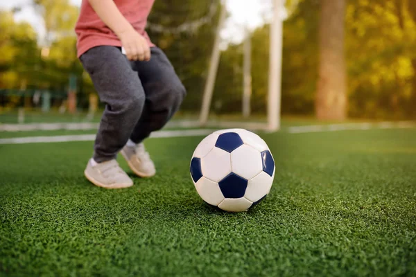 Menino Divertindo Jogando Jogo Futebol Futebol Dia Verão Ativo Livre — Fotografia de Stock