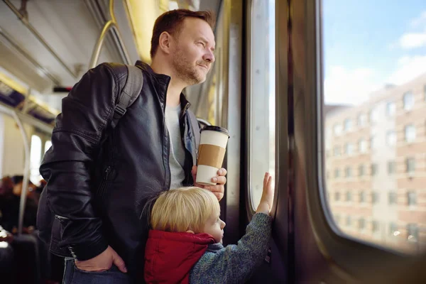 中年の男性と彼の幼い息子は ニューヨークの地下鉄で車の窓から見えます ニューヨークの輸送 — ストック写真