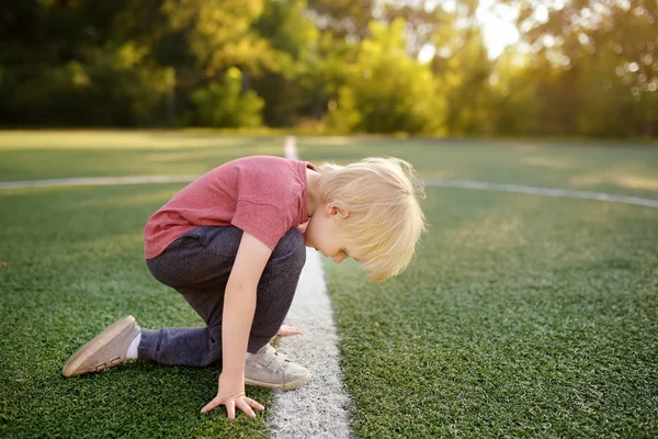 Маленький Хлопчик Спортсмен Готується Пробігти Дистанцію Шкільному Стадіоні Дитячі Види — стокове фото