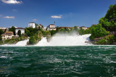 İsviçre - tekne görünümünden Rhine düşüyor. Ünlü Rheinfalls - Avrupa'nın en büyük düz şelale