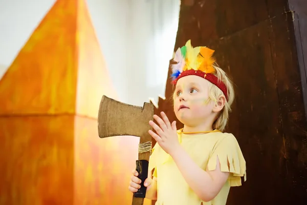 Kleiner Junge Der Der Rolle Des Amerikanischen Indianers Performance Kindertheater — Stockfoto