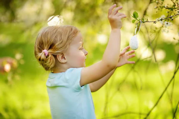 Nettes Kleines Mädchen Jagt Osterei Auf Zweig Blühenden Baum Traditionelles — Stockfoto