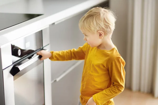 Okouzlující Chlapec Čeká Příprava Potravin Domácí Kuchyni Malá Máma Pomocná — Stock fotografie