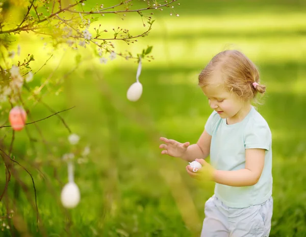 可爱的小女孩在树枝开花的树上寻找复活节彩蛋 户外传统复活节 — 图库照片