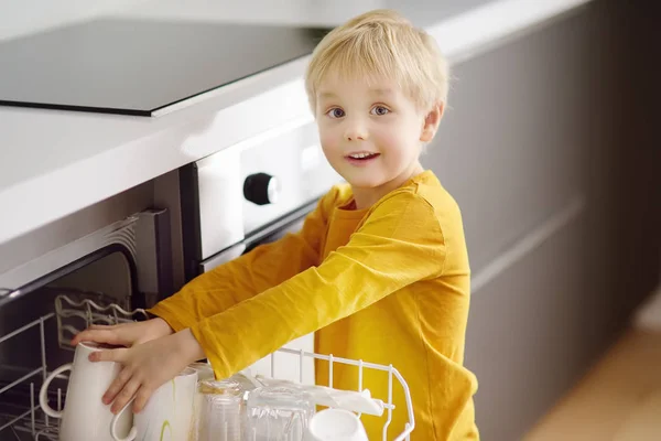 Ребёнок Кладёт Грязную Посуду Посудомоечную Машину Крупный План Маленький Помощник — стоковое фото