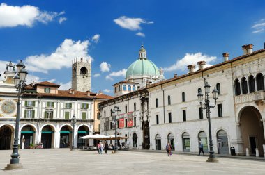 Brescia, İtalya - 15 Mayıs 2017: Piazza della Loggia güneşli gün kare Panoraması. Turizm ve seyahat İtalya tarafından.