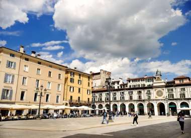 Brescia, İtalya - 15 Mayıs 2017: Piazza della Loggia güneşli gün kare Panoraması. Turizm ve seyahat İtalya tarafından.