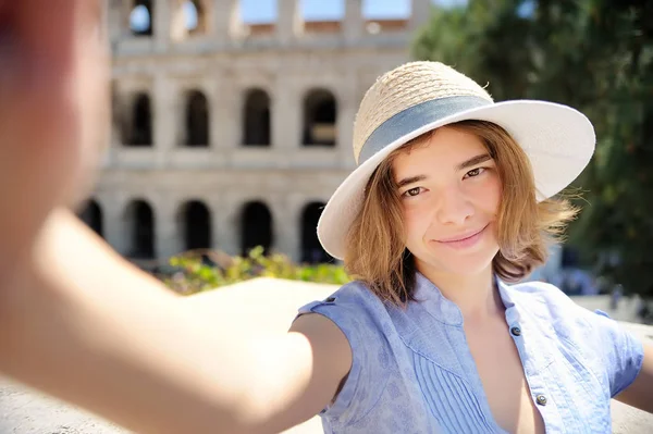 Νεαρή Γυναίκα Ταξιδιώτη Κάνοντας Selfie Φωτογραφία Στέκεται Κολοσσαίο Στη Ρώμη — Φωτογραφία Αρχείου