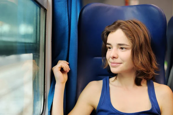 Retrato Uma Menina Bonita Sonhando Vagão Trem Turismo Viagens — Fotografia de Stock