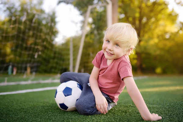 Menino Divertindo Jogando Jogo Futebol Futebol Dia Verão Ativo Livre — Fotografia de Stock