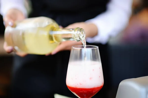女性バーテンダーは 食前酒をグラスに注ぐ イタリアの伝統的なドリンク — ストック写真