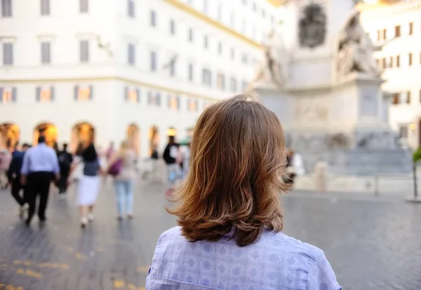 Brescia Itália Maio 2017 Jovem Mulher Caminha Praça Roma Toureismo — Fotografia de Stock