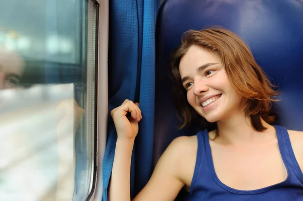 Egy Gyönyörű Lány Álmodik Egy Vasúti Kocsiban Portréja Idegenforgalmi Utazási — Stock Fotó