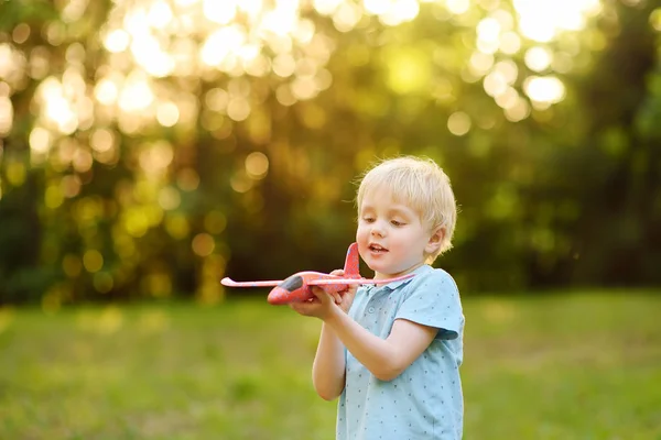 Menino Bonito Brincando Com Avião Brinquedo Parque Ensolarado Diversão Das — Fotografia de Stock