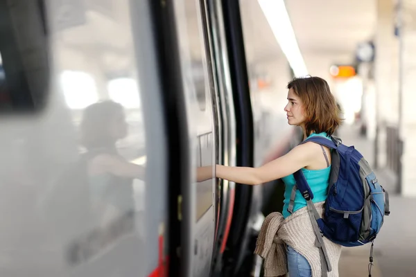 带着背包的年轻女子坐火车 旅游和旅游 — 图库照片
