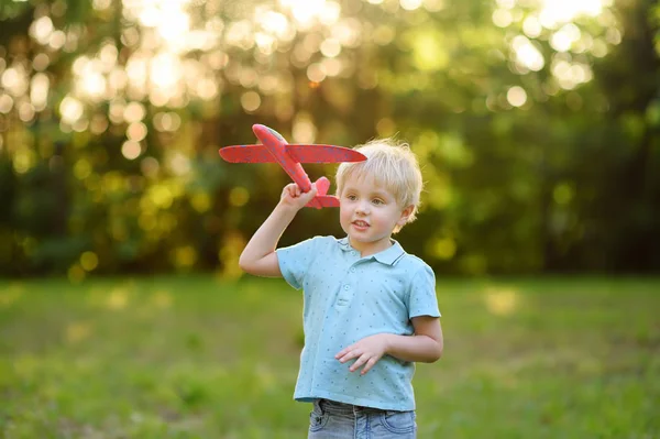 Lindo Niño Jugando Con Avión Juguete Parque Soleado Diversión Infantil — Foto de Stock