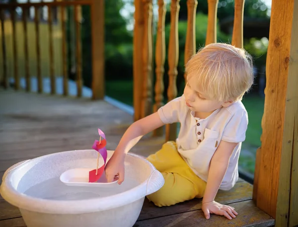 Netter Kleiner Junge Der Mit Einem Selbstgebastelten Boot Einem Wasserbecken — Stockfoto