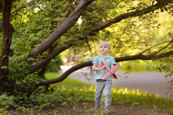 Lindo Niño Jugando Con Avión Juguete Parque Soleado Diversión Infantil — Foto de Stock