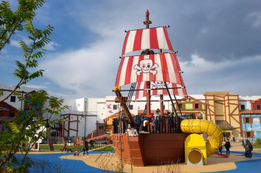 Gunzburg, Almanya - 15 Mayıs 2018: Legoland Deutschland korsan gemisiyle güneşli gün ile Çocuk Bahçesi. Turizm ve seyahat aile ile çocuk için.